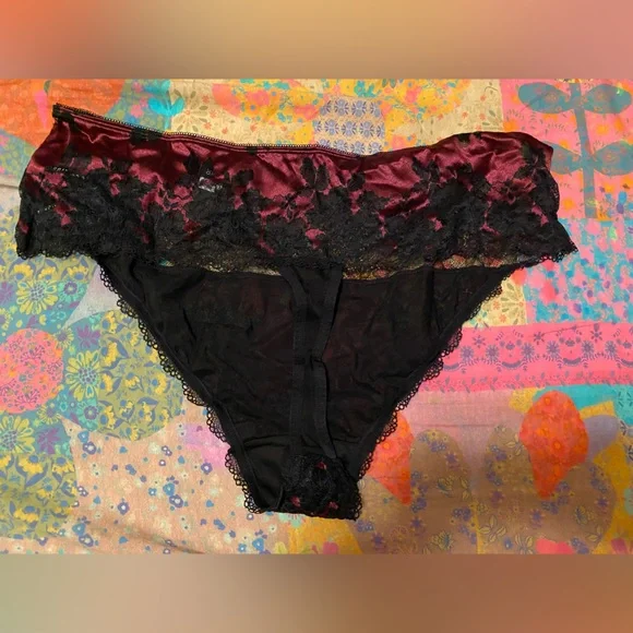 Torrid Black and Burgundy Lace Thong NWT Size 3 Lingerie - Picture 3 of 4
